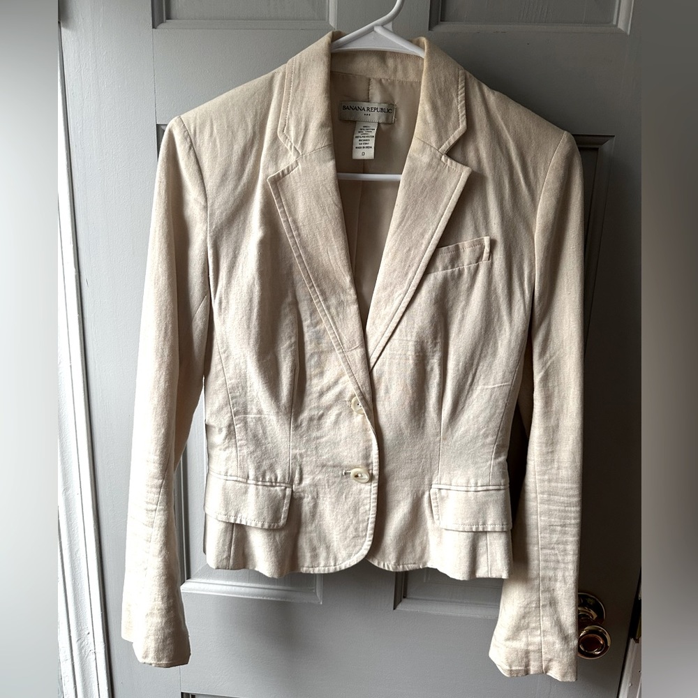 Banana Republic linen blazer size 0. Perfect for spring/summer! Gently used.
